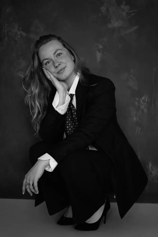 Zwart-witfoto van Femke Hollander in pak